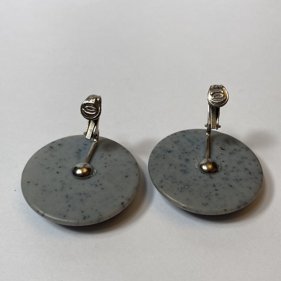 Lightweight Round Grey Speckled Clip On Earrings - Picture 5 of 6